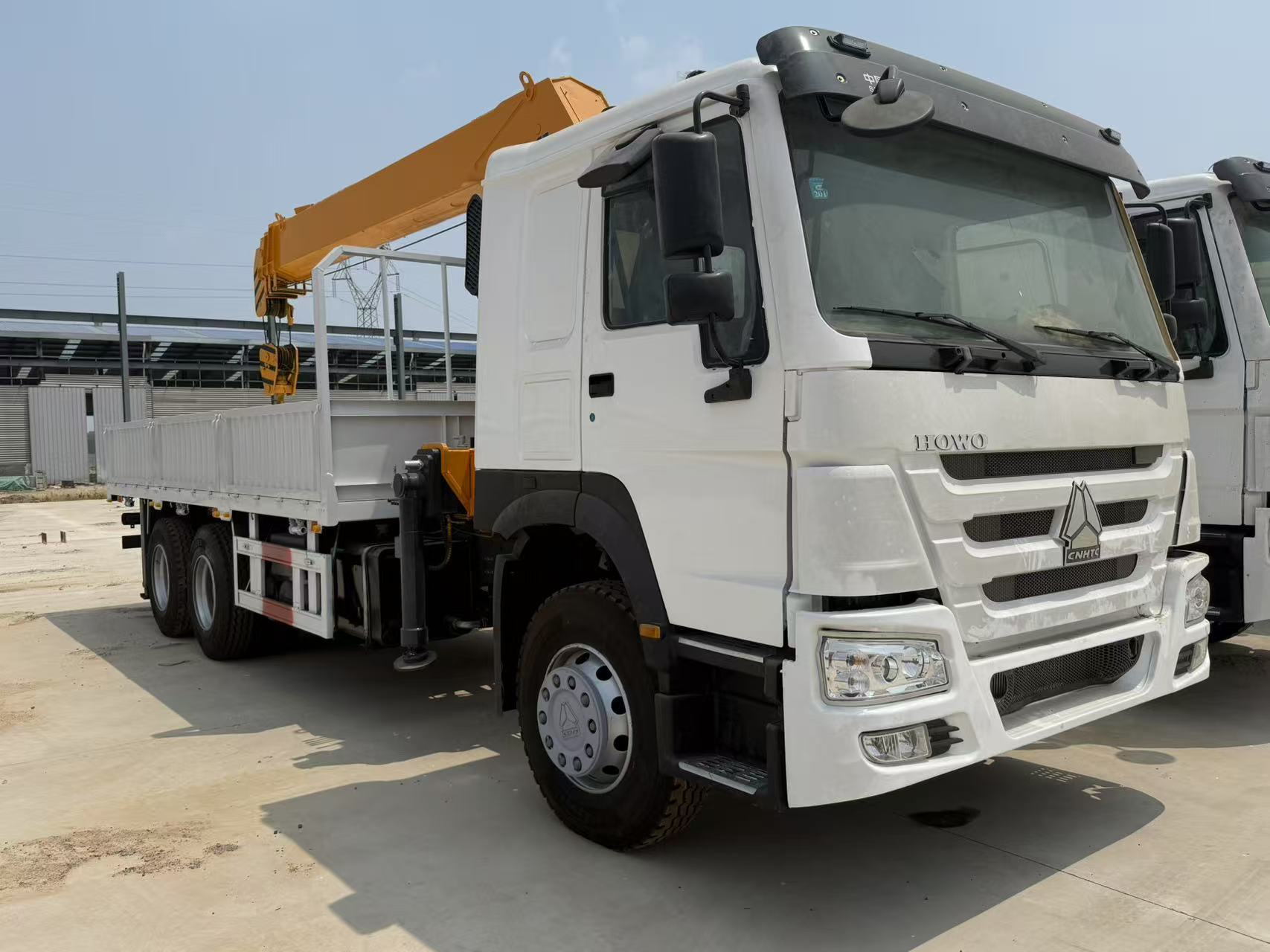 Grúa montada en camión SINOTRUK HOWO 6×4 de 14 toneladas – Motor Weichai de 380 CV | Euro III