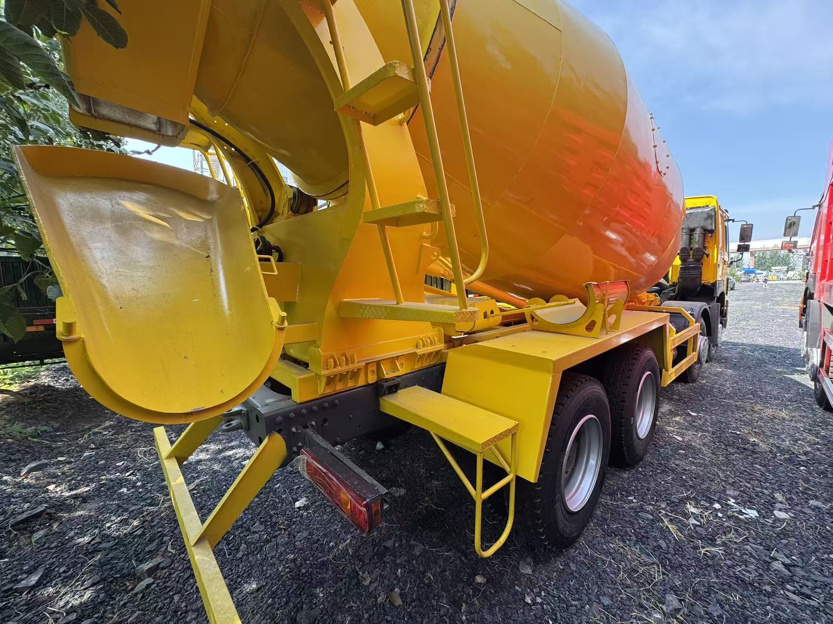 Camión mezclador de concreto pesado HOWO 8×4 de 375 CV – Euro III, usado, para construcción
