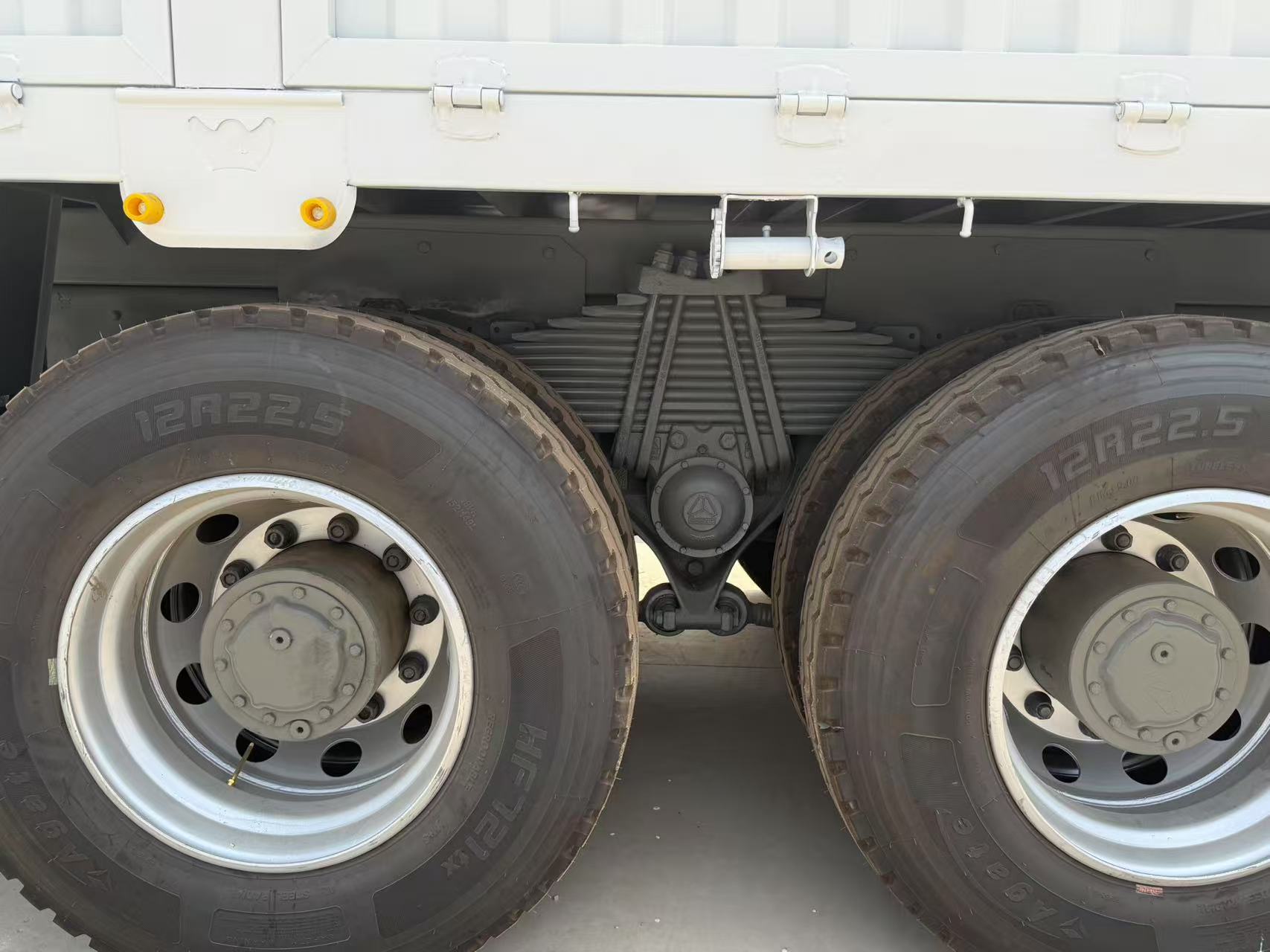Grúa montada en camión SINOTRUK HOWO 6×4 de 14 toneladas – Motor Weichai de 380 CV | Euro III